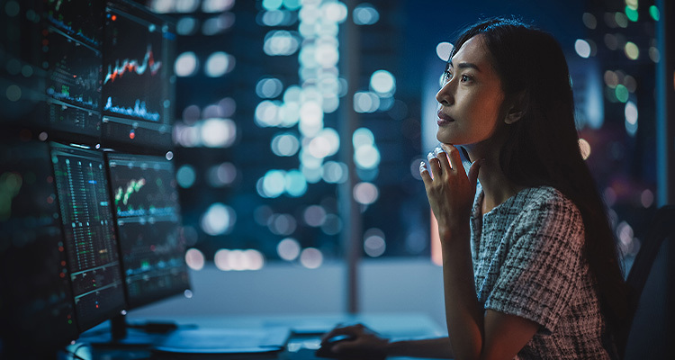Portrait,Of,A,Financial,Analyst,Working,On,Computer,With,Multi-monitor