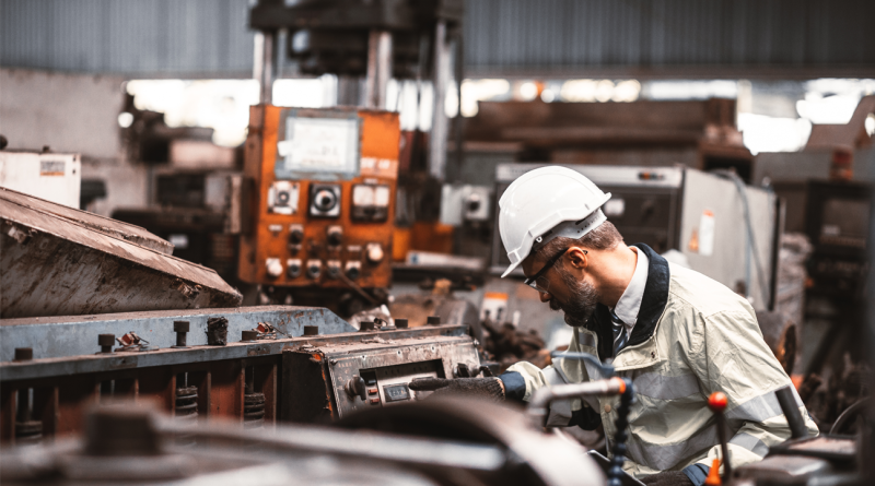 US worker as business activity strengthens in May 2025 amid trade relief