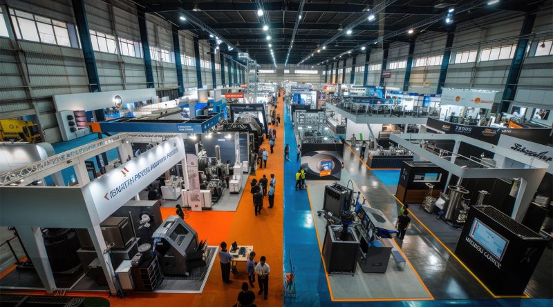 Delegates interact with smart manufacturing technologies at the 2025 World Manufacturing Convention in Hefei